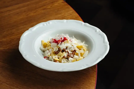 Тальятелли с лисичками, томатами и сыром пекорино