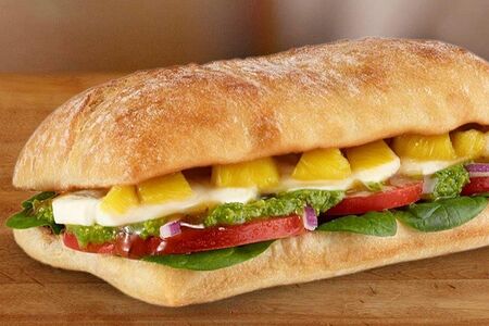 Чиабатта с курочкой и ананасами