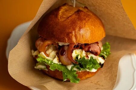 Утренняя булочка с беконом криспи