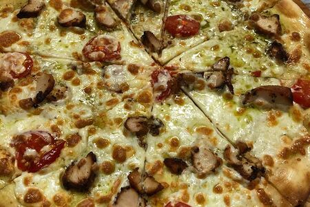 Пицца с филе цыпленка и соусом песто 