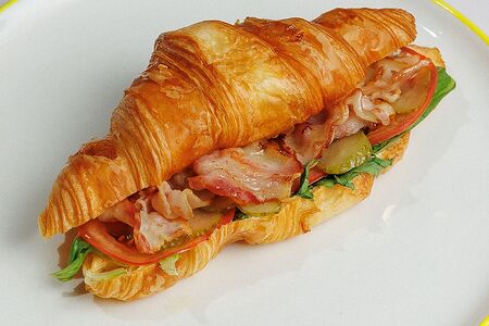 Круассан с беконом
