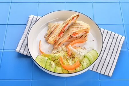 Домашние блины с индейкой и сыром