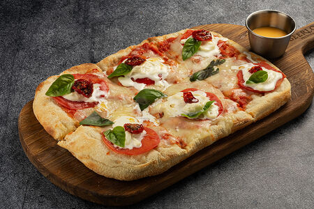 Пицца маргарита со страчателлой