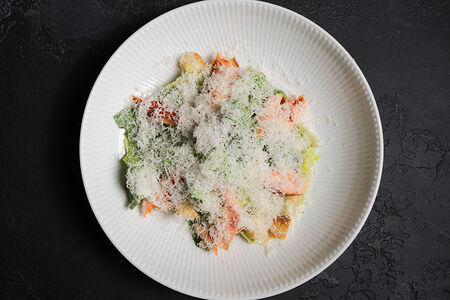 Салат Цезарь с копченым лососем