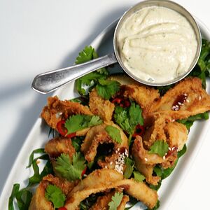 Хрустящий кальмар с соусом спайси