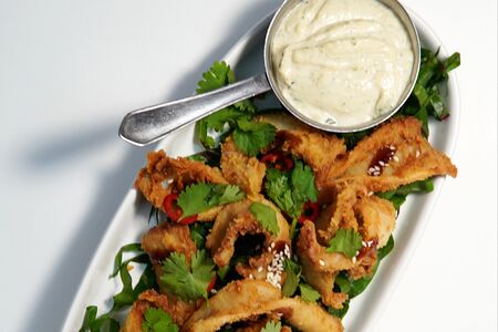 Хрустящий кальмар с соусом спайси