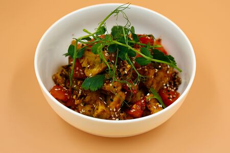 Салат с хрустящими баклажанами и помидорами