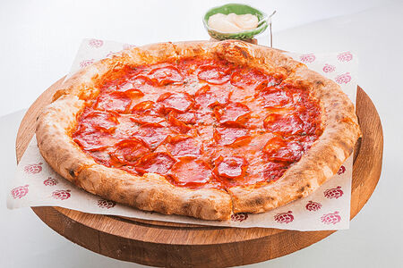 Пицца Чоризо с моцареллой и томатным соусом