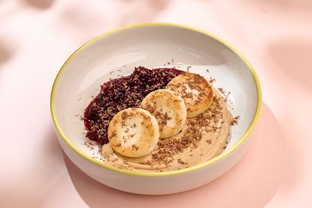 Сырники с вишней и и взбитой сметаной со сгущенкой