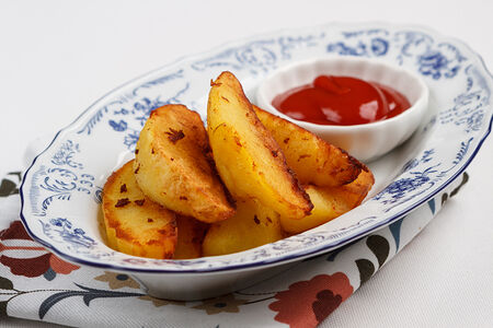 Картофельные дольки с томатным соусом