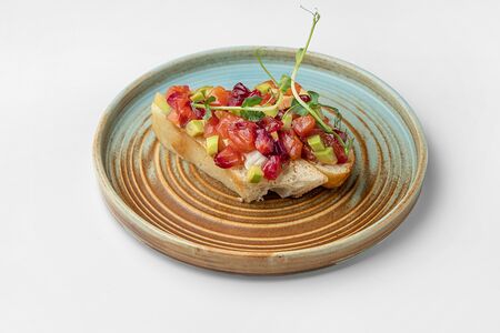 Брускетта c форелью, авокадо и сыром страчателла