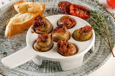 Улитки с вялеными томатами 