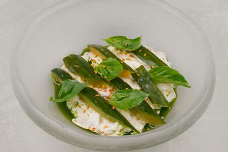 Страчателла с крабом и битым огурцом