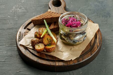Скумбрия слабосоленая с красным луком и беби картофелем