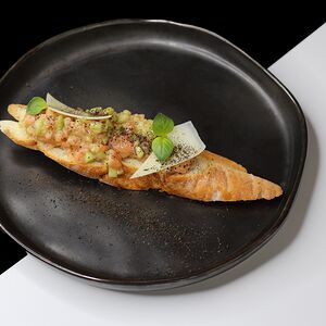 Брускетта с тартаром из лосося