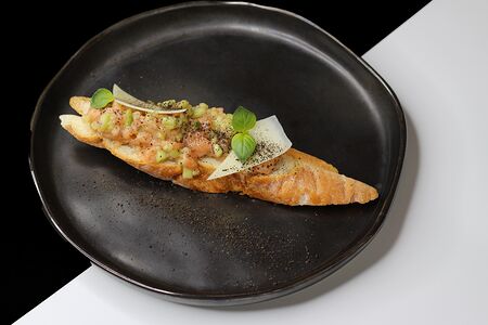 Брускетта с тартаром из лосося