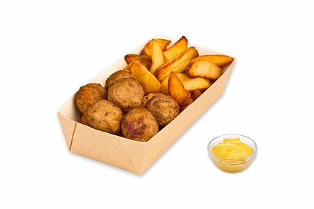 Картофель дольки с митболами (соус сырный)