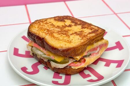 Омлетный сэндвич с пастрами из индейки