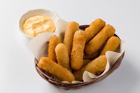 Сырные палочки с сырным соусом