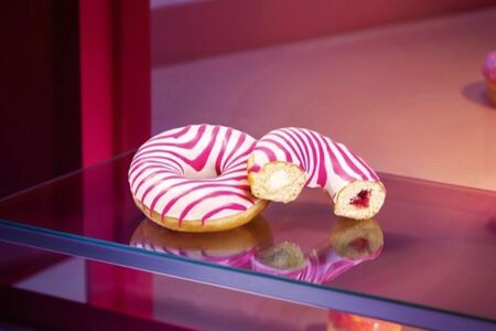 Донат Panna cotta с начинкой из малины и творожного сыра