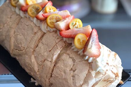 Меренговый рулет с ягодами