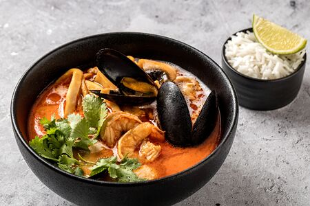 Том ям с морепродуктами