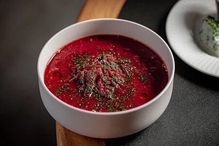 Борщ с телячьими щечками и языком