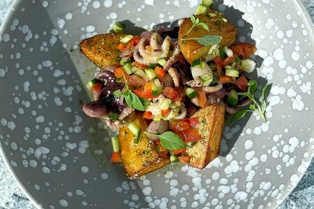 Мини осьминоги, обжаренные в сливочном масле с запеченным картофелем и овощной сальсой