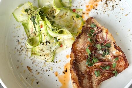 Филе окуня с карпаччо из кабачка