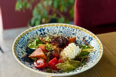 Салат с хрустящими баклажанами и творожным сыром