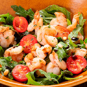 Салат с руколой и креветками