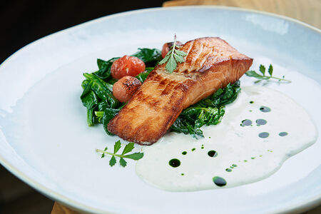 Стейк лосося с кремом из цукини