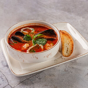 Томатный суп с креветками и мидиями