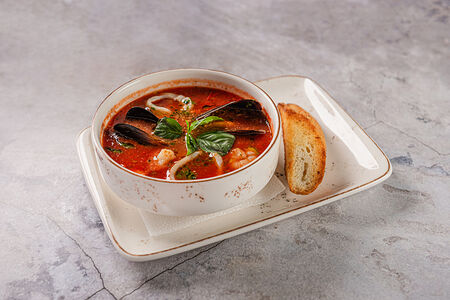 Томатный суп с креветками и мидиями