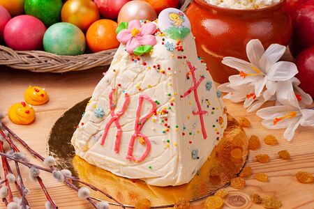 Пасха с творогом и изюмом 