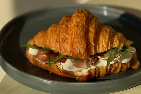 Круассан с пармой