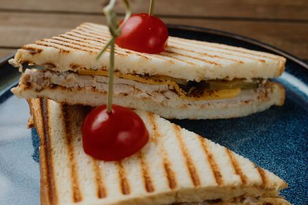 Сэндвич с бужениной, маринованным огурцом и сыром