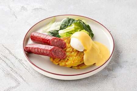 Хашбрауны с яйцом пашот и с колбасками из говядины