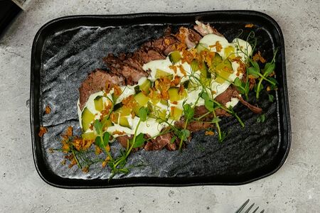 Говядина с малосольным огурцом