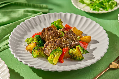 Говядина с молодым картофелем и брокколи