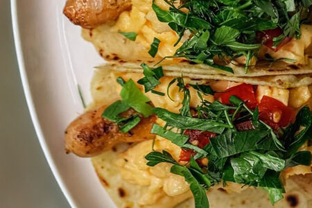 Тако, скрембл, куриные колбаски, томаты