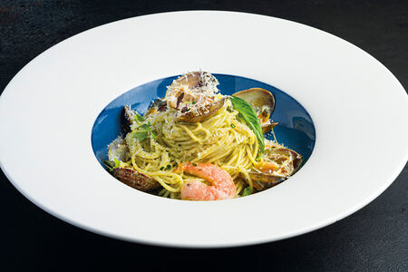 Паста капеллини с вонголе и креветками