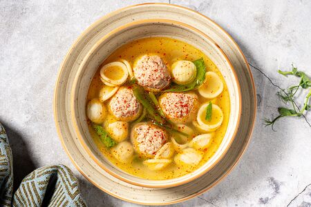 Суп с мини-митболами и пастой орекьетте