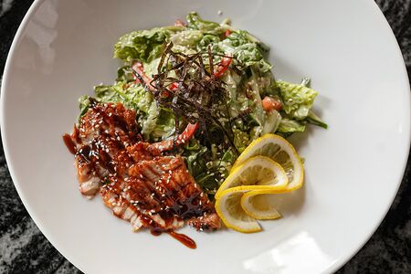 Салат с чукой и угрем