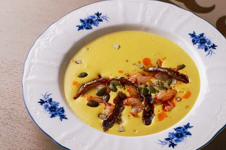 Сырный крем-суп с креветкой и вяленой хурмой