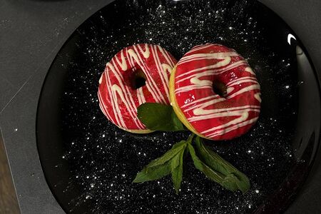 Пончики с клубникой 