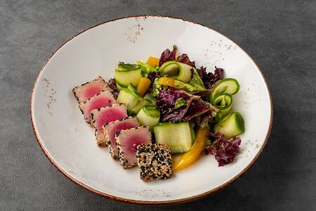 Салат с жареным тунцом