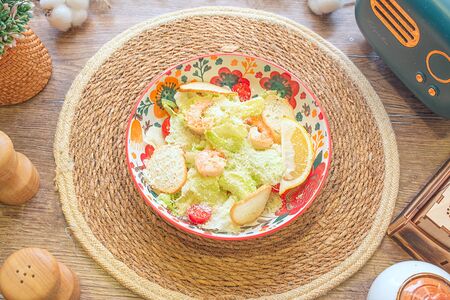 Салат Цезарь с креветками