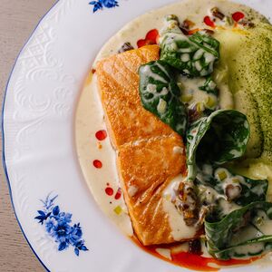 Стейк из лосося с картофельным эларджи и соусом порей
