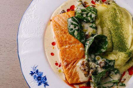 Стейк лосося с картофельным эларджи и соусом порей